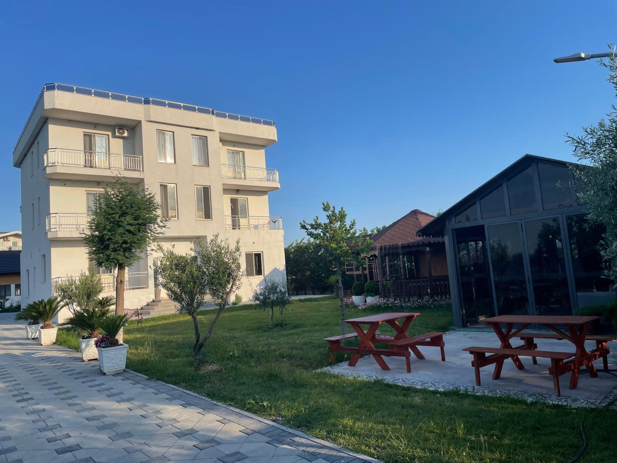 Kunevain Guest House Lezhe Bagian luar foto