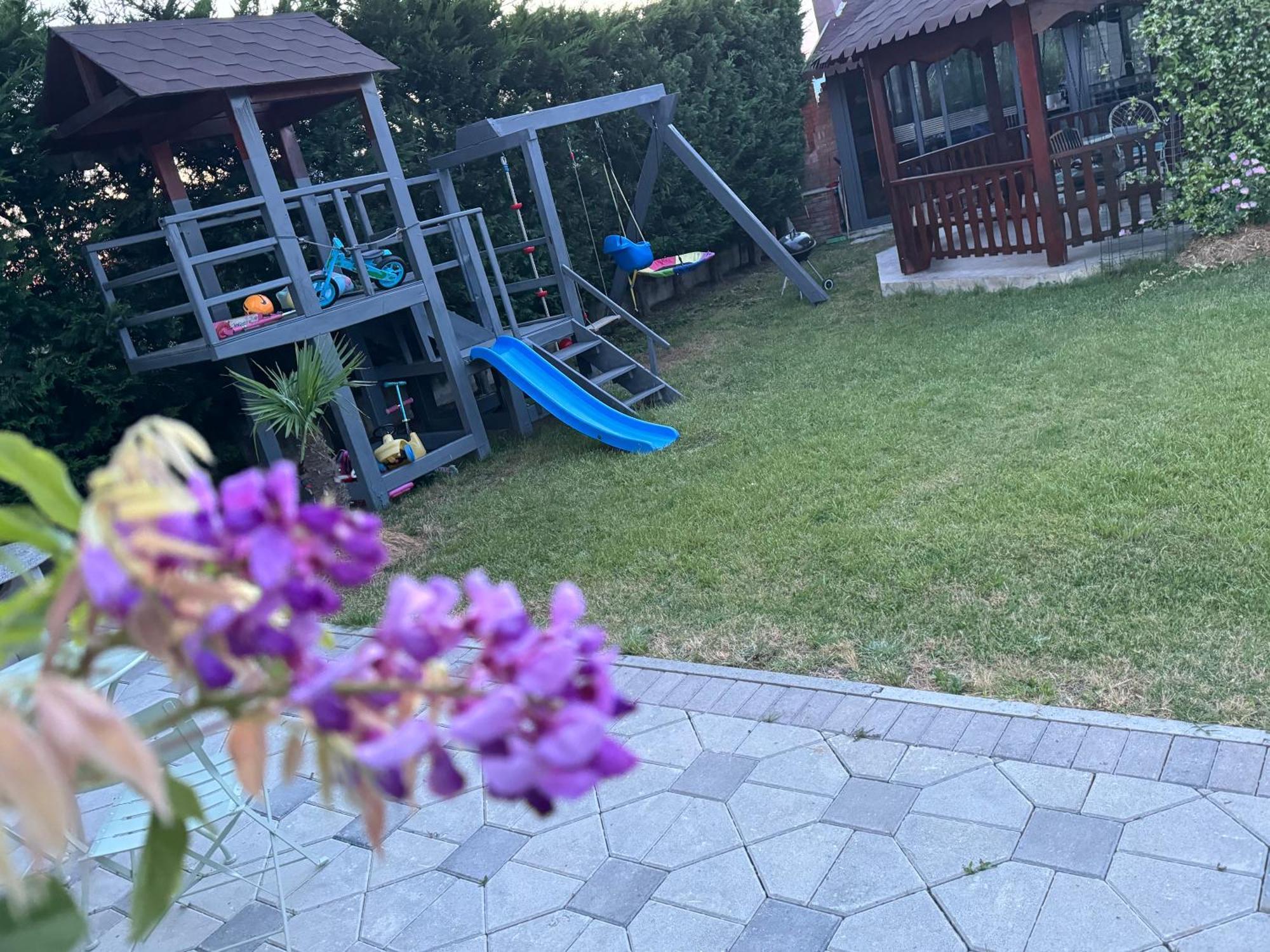 Kunevain Guest House Lezhe Bagian luar foto