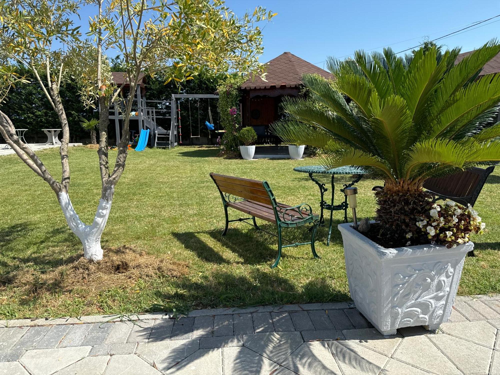 Kunevain Guest House Lezhe Bagian luar foto