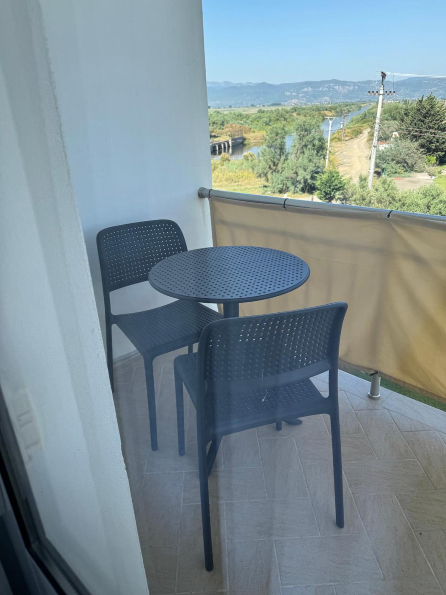 Kunevain Guest House Lezhe Bagian luar foto