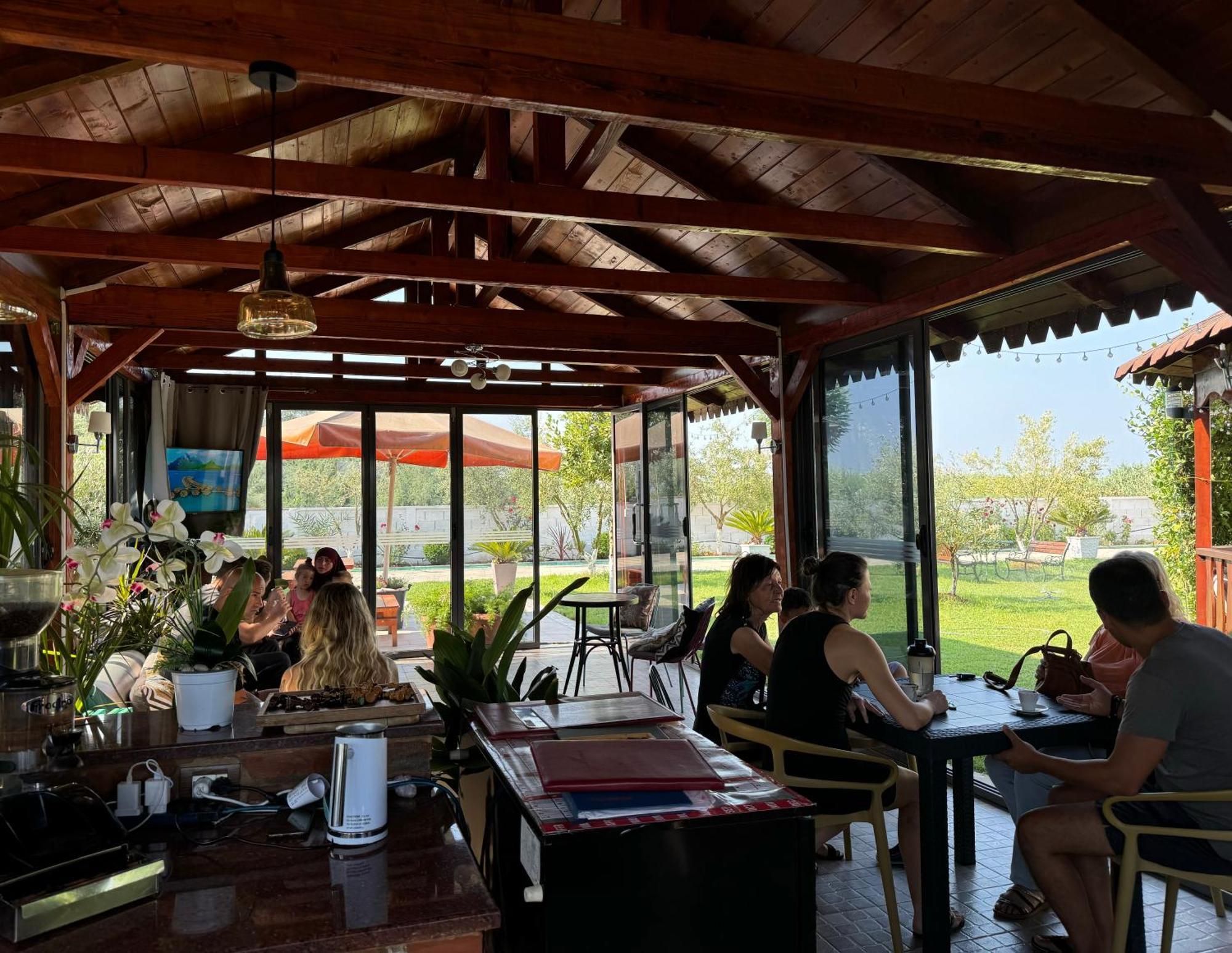 Kunevain Guest House Lezhe Bagian luar foto