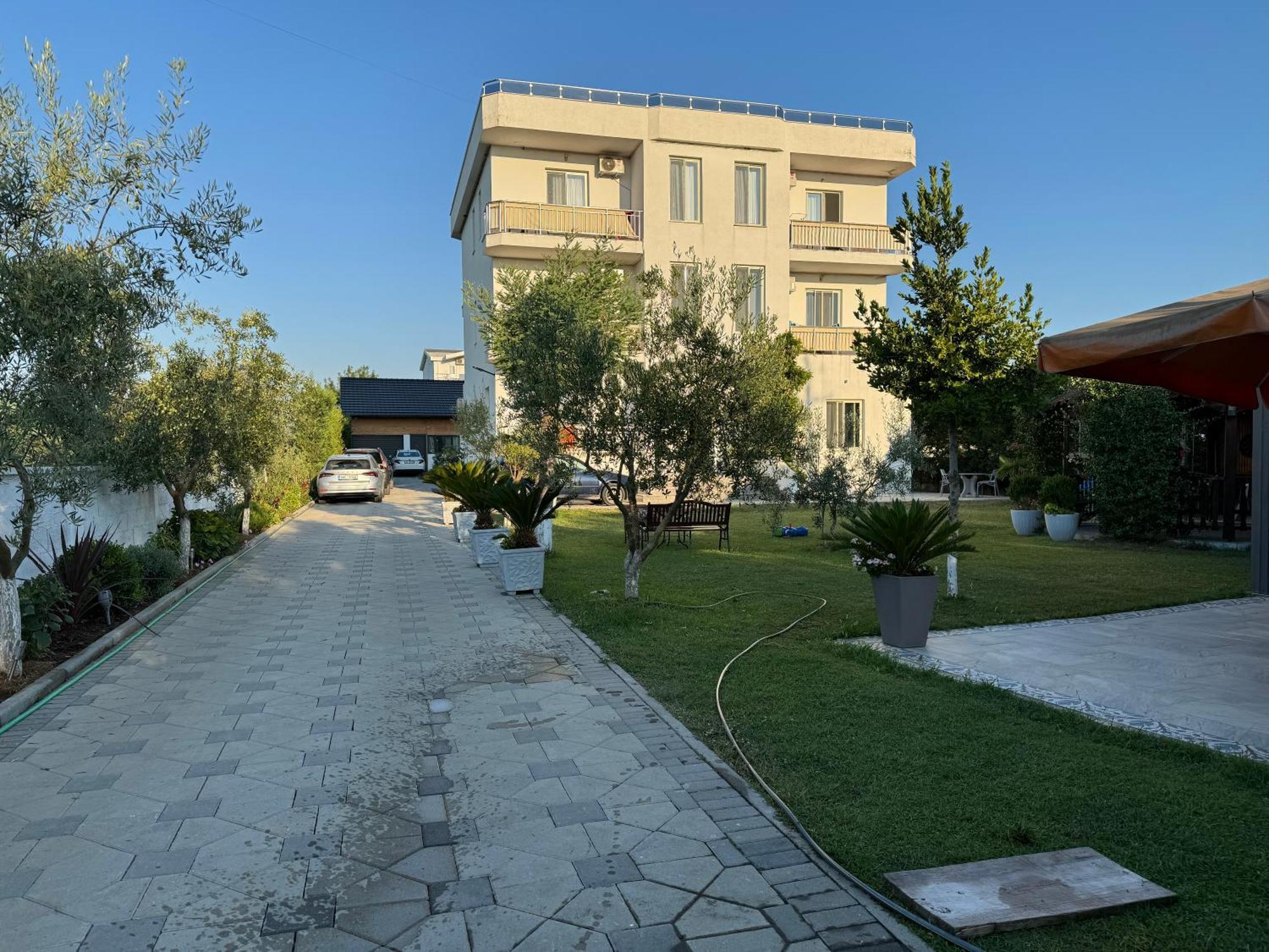 Kunevain Guest House Lezhe Bagian luar foto