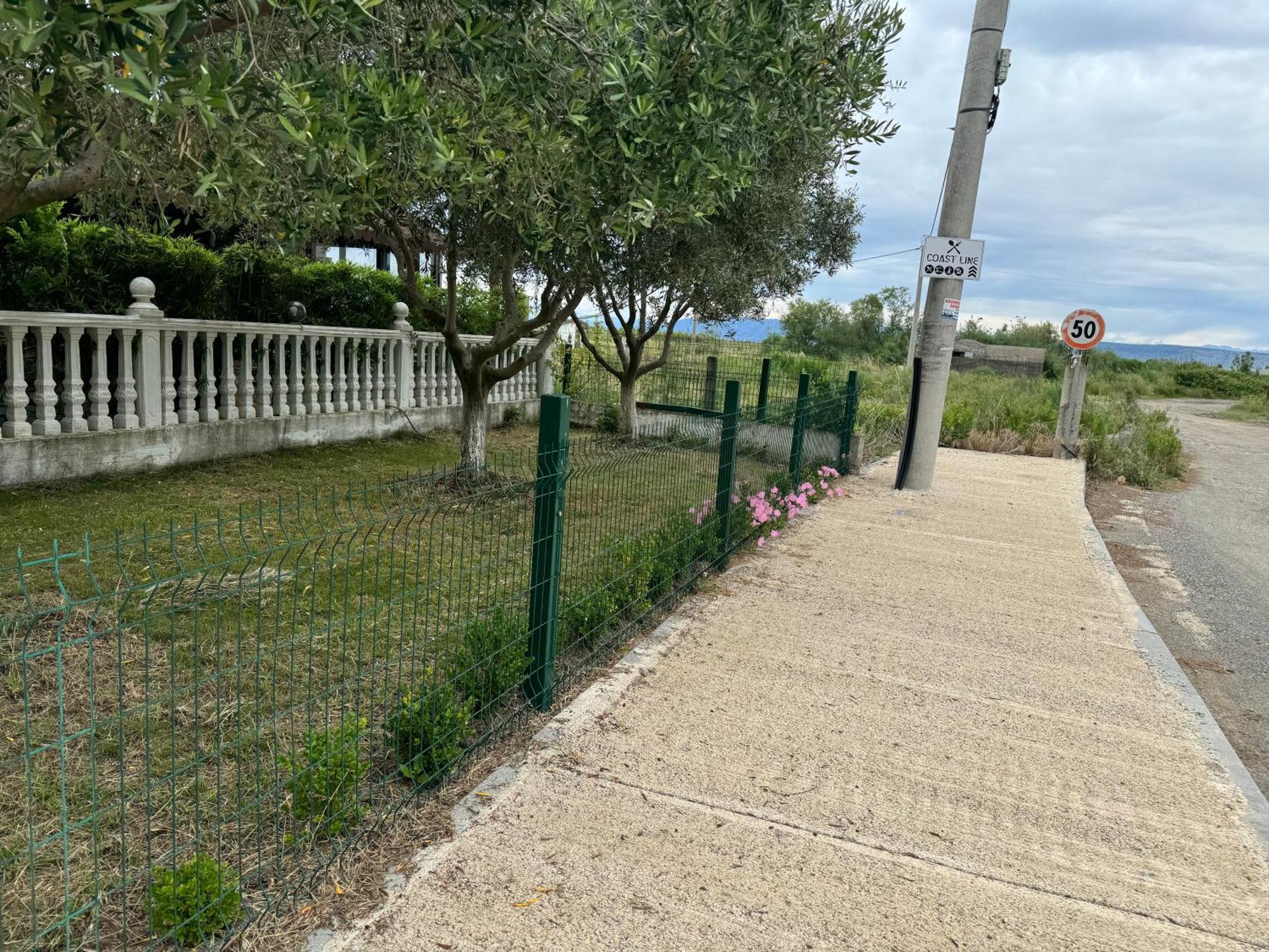 Kunevain Guest House Lezhe Bagian luar foto
