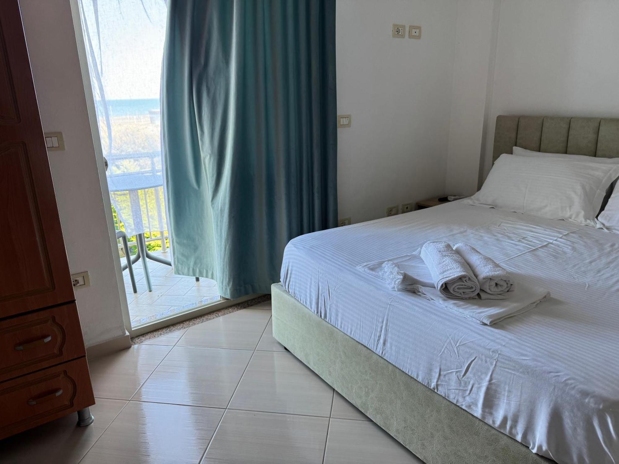 Kunevain Guest House Lezhe Bagian luar foto