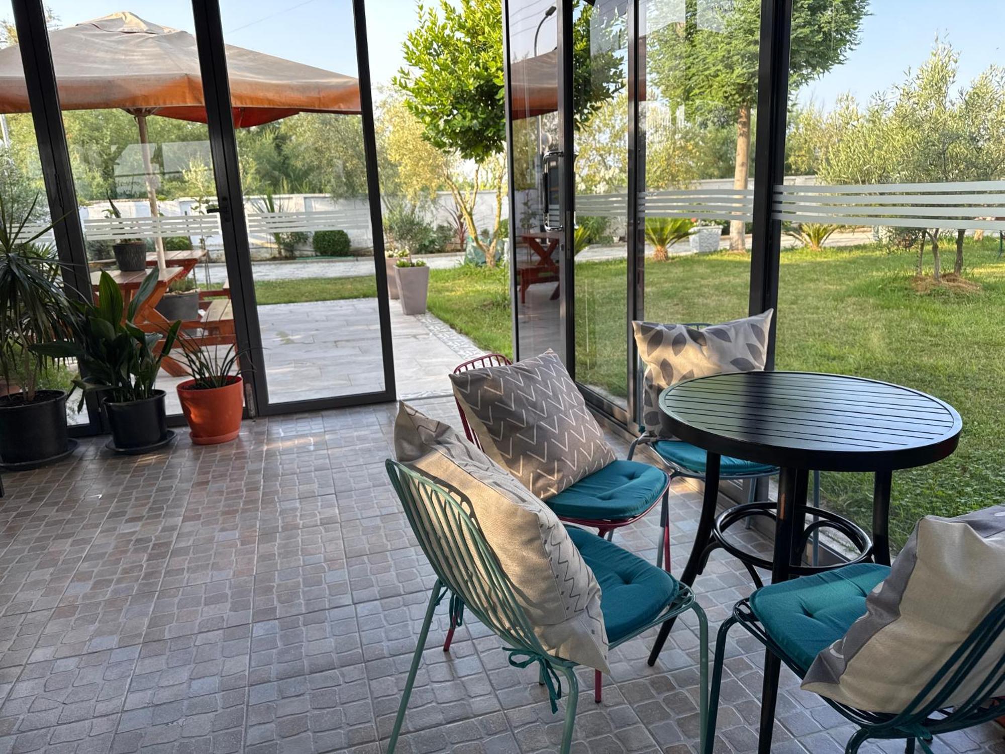 Kunevain Guest House Lezhe Bagian luar foto